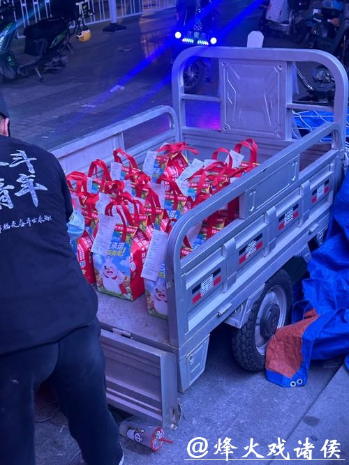 岁末年初快递量激增 小哥竟搭起帐篷“霸占”人行道 岁末年初快递量激增 小哥竟搭起帐篷“霸占”人行道