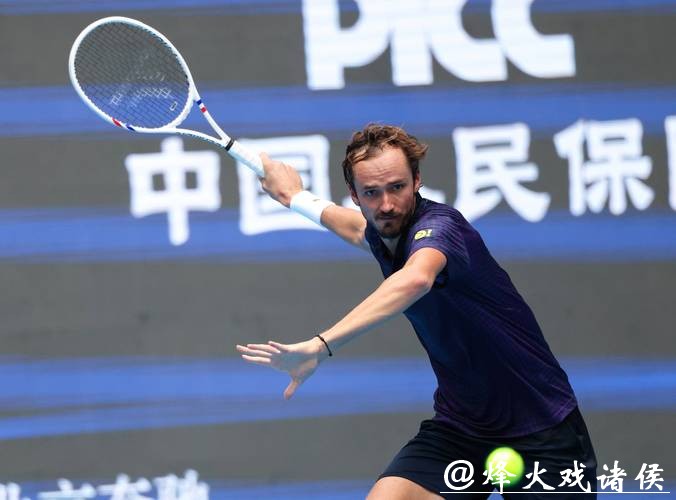 ATP巴黎大师赛:梅德韦杰夫横扫晋级 阿利亚西姆逆转 ATP巴黎大师赛:梅德韦杰夫横扫晋级 阿利亚西姆逆转